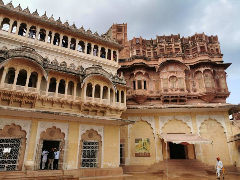 Jodhpur - die prächigen Bauten im Innenhof des Mehrangarh Forts - ©Simone Willner (Eberhardt TRAVEL)