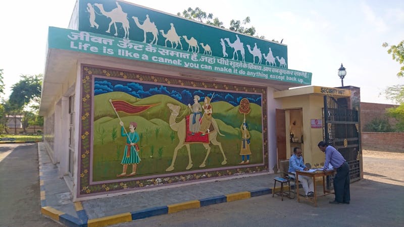 Am Zugang zur Kamelzuchtstation in Bikaner - ©Stefan Jahnke (Eberhardt TRAVEL)