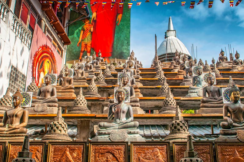 Buddhas in der Lotusposition,  Gangaramaya Tempel in Colombo, Sri Lanka  - ©GISTEL - stock.adobe.com