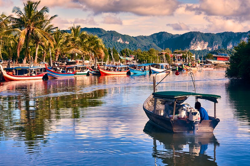 Insel Langkawi in Malaysia - traditionelle Fischerboote - &copy;Dmitry Yakovtsev - stock.adobe.com