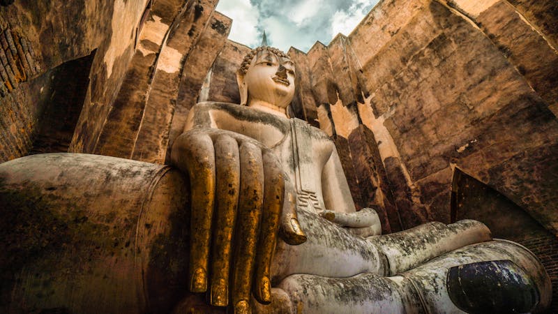 Im historischen Tempelpark Sukhothai - Buddha-Statue im Wat Sri Chum Tempel - ©Kitti  Tongkam - stock.adobe.com