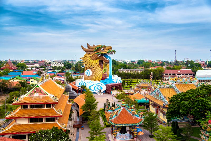 Drachen-Museum in Suphanburi - Bilck auf den Goldenen Drachen und die Museumsanlage - ©martinhosmat083 - stock.adobe.co