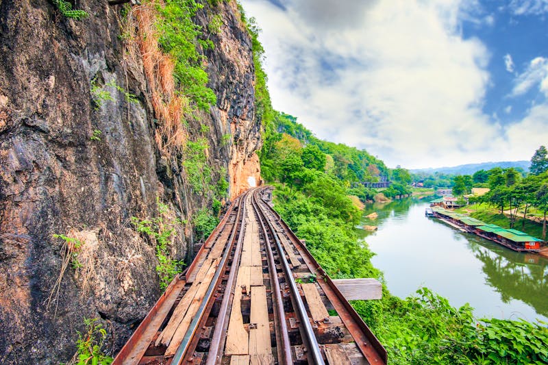 Burma-Siam Railway (Death Railway) bei Kanchanaburi am Kwai-Fluss - ©grafixme - stock.adobe.com