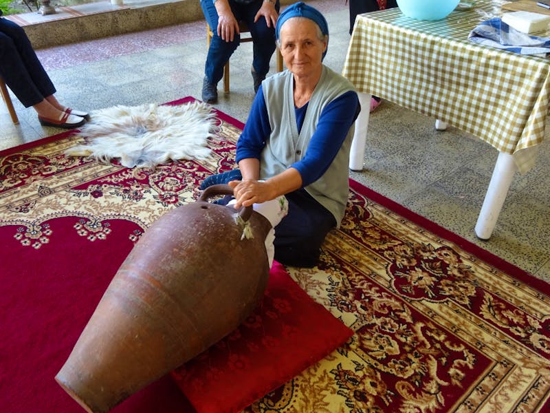 Joghurt-Herstellung bei einer Familie in Shamakhi - ©Inge Bily - Eberhardt TRAVEL