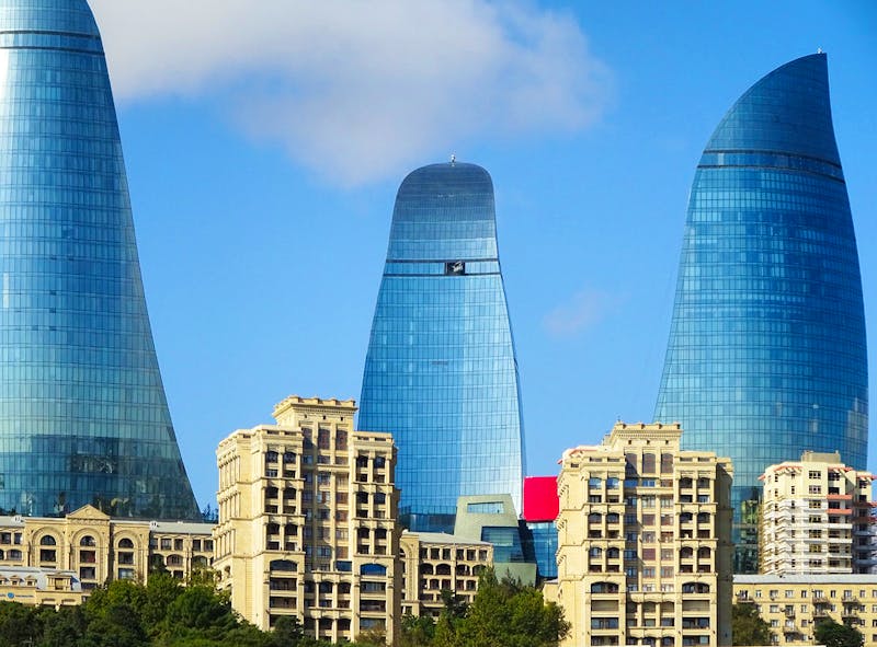 Ein Wahrzeichen von Baku - die Flame Towers - ©Dr. Inge Bily - Eberhardt TRAVEL