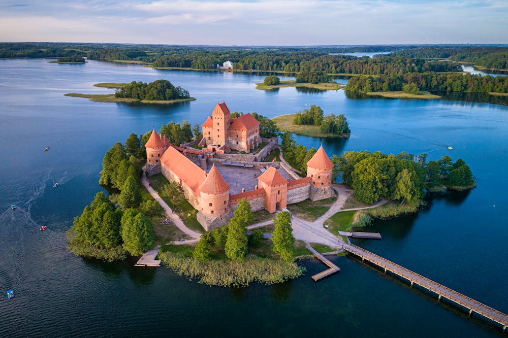 Wasserburg Trakai in Litauen inmitten von Seen und Wäldern &ndash; &copy; Mindaugas Dulinskas - stock.adob