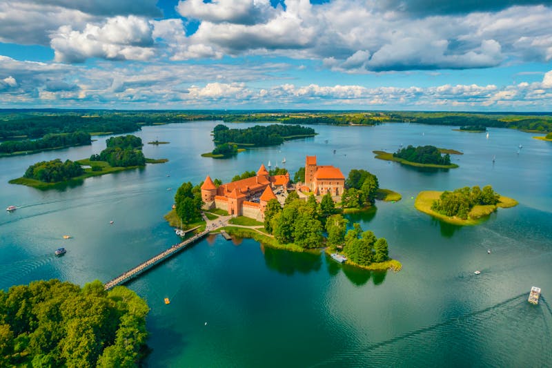 Wasserburg Trakai in Litauen inmitten von Seen und Wäldern - &copy;Audrius - stock.adobe.com