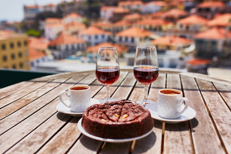 Genuss in Funchal - zwei Gläser Madeira-Wein, frischer Espresso und traditioneller portugiesischer Honig-Nuss-Kuchen - ©Ekaterina Pokrovsky - stock.adobe.com