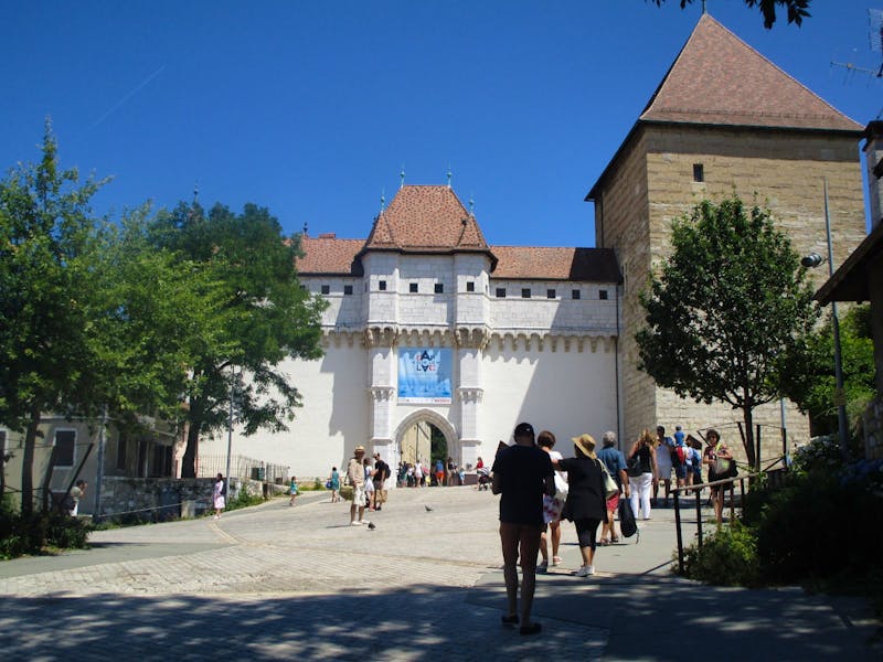 Schloss von Annecy - Haupteingang - ©Peter Großer - Eberhardt TRAVEL