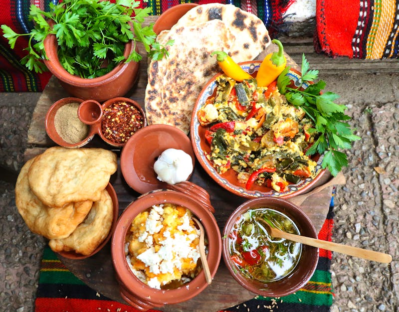 Traditionelles bulgarisches Essen mit Brot, Salat, Suppe, Gewürzen und mehr - ©georgidimitrov70 - stock.adobe.com