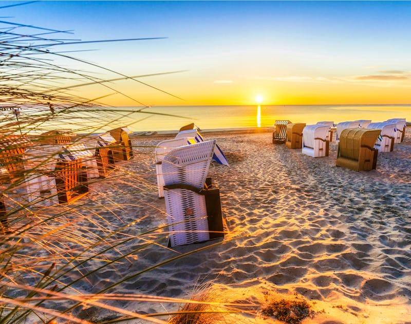 Urlaub am Meer - Strandkörbe am Ostsee-Strand - ©marcus_hofmann - stock.adobe.com