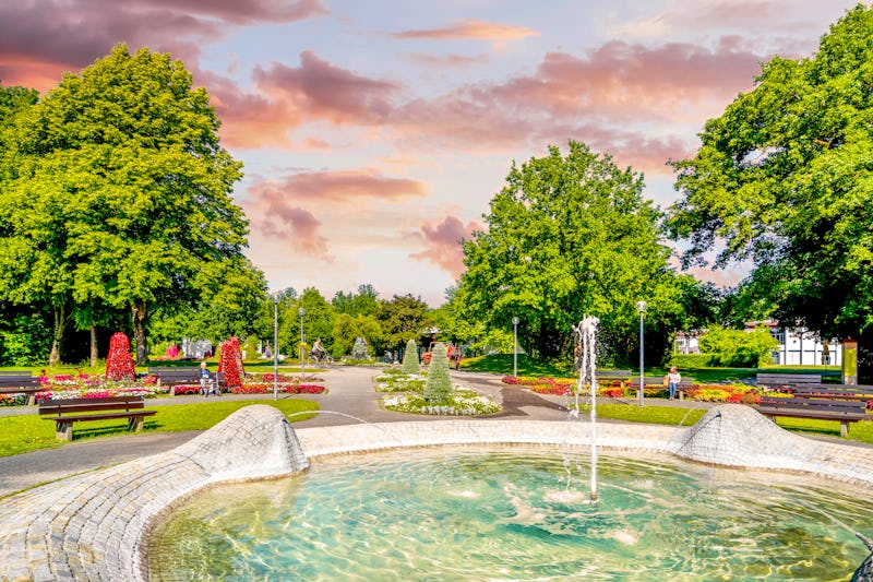 Bad Füssing im Bayerischen Bäderdreieck - Fontäne im Kurpark - Abendstimmung – © Sina Ettmer - stock.adobe.com