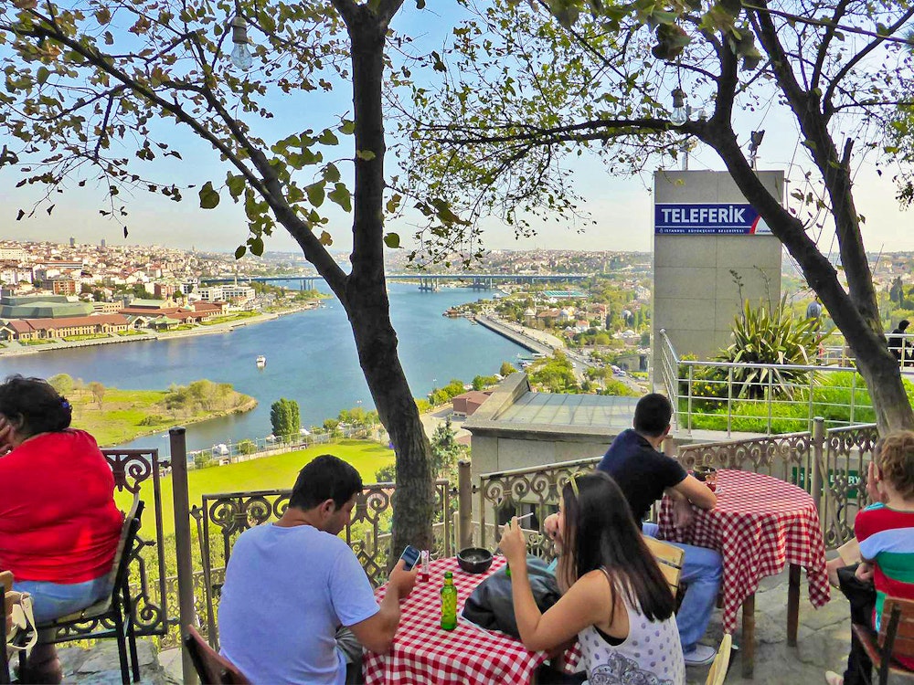 Teepause im Pierre Loti-Cafe über Istanbul – © Dirk Schlosser - Eberhardt TRAVEL
