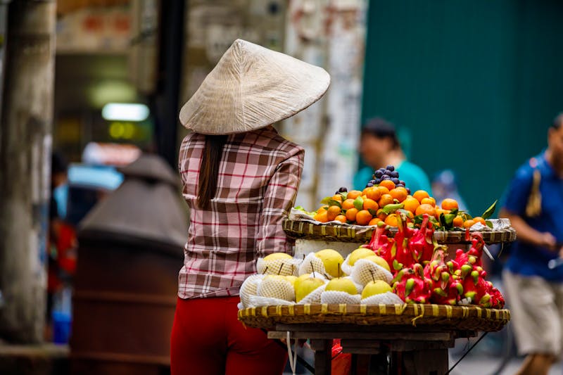 Hanoi - Vietnamesin auf einem Straßenmarkt - ©hecke71 - stock.adobe.com