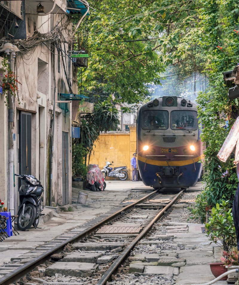 Hanoi - Eisenbahn mitten in der Stadt - ©Mounir Chraïbi - stock.adobe.com