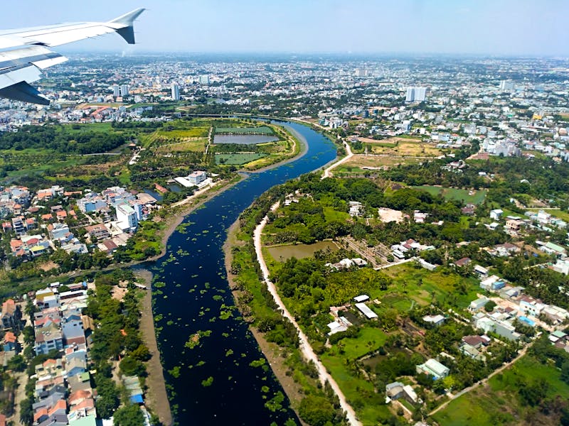 Im Flugzeug - Blick auf Ho-Chi-Minh-Stadt (Saigon) und den Mekong-Fluss - ©busenlilly666 - stock.adobe.com