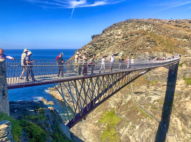 die Hängebrücke zum ehemaligen Schloss Tintagel - ©Mathias Schirmer - Eberhardt TRAVEL