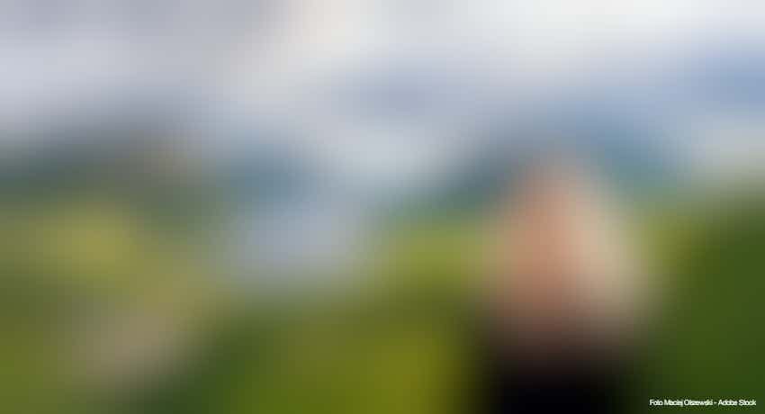 Junge Frau Am Loch Shiel, Schottland – © Maciej Olszewski - Adobe Stock
