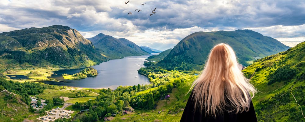 Junge Frau Am Loch Shiel, Schottland – © Maciej Olszewski - Adobe Stock