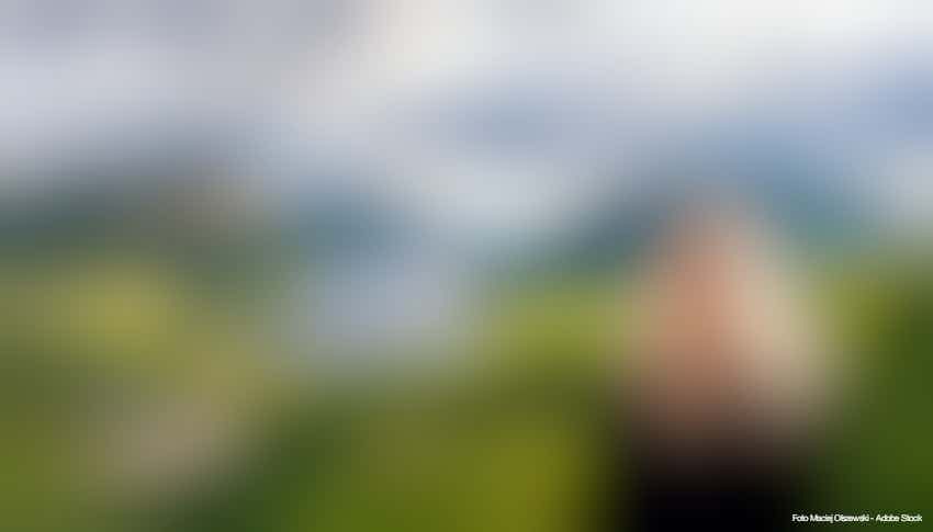 Junge Frau Am Loch Shiel, Schottland – © Maciej Olszewski - Adobe Stock