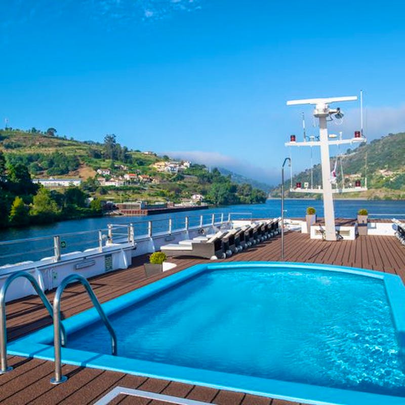 Poolbereich auf der MS Douro Queen - ©nicko cruises