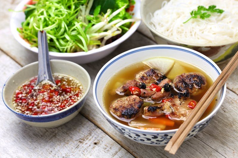 Vietnamesische Küche - Bun Cha, gegrilltes Schweinefleisch, Reisnudeln und Kräuter, - ©uckyo - stock.adobe.com