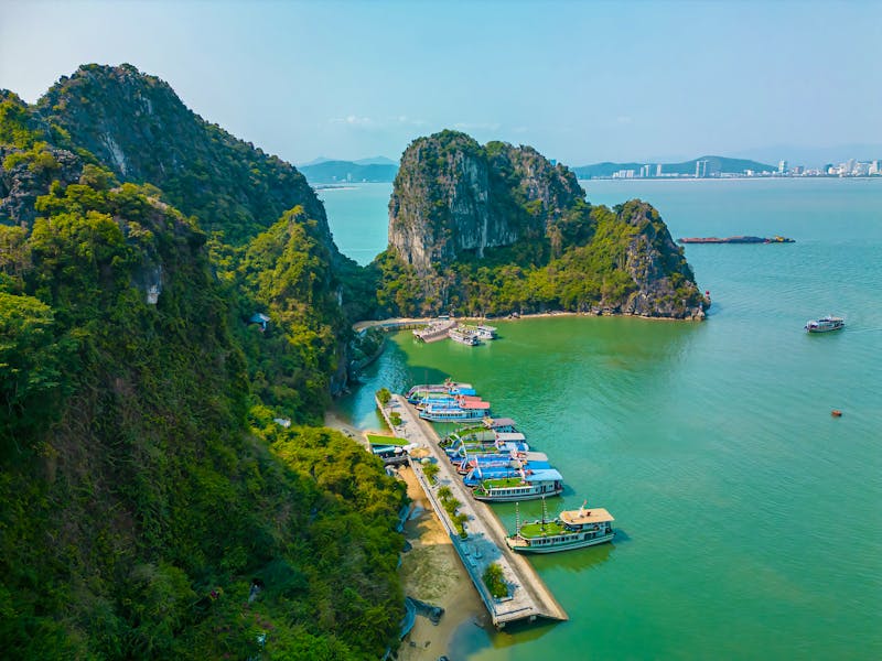 Ha Long-Bucht -  Blick von oberhalb der Thien Cung Cave auf den Anlegesteg der Ausflugsboote - ©Dong Nhat Huy - stock.adobe.com