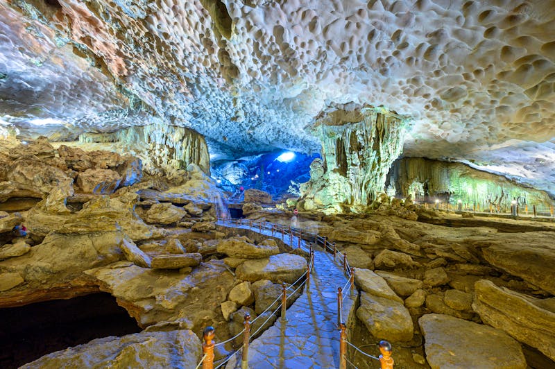Halong-Bucht - Sung Sot Cave - ©DirkDaniel - stock.adobe.com