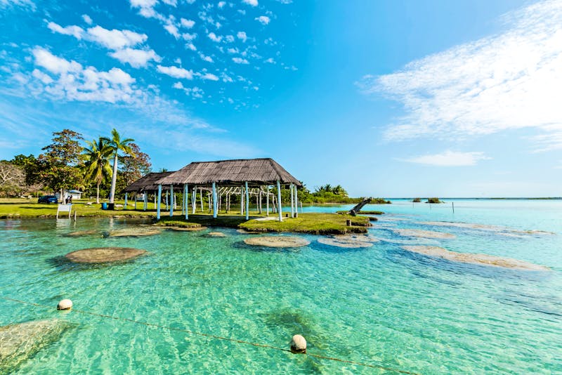 Lagune von Bacalar in Mexiko - ©Marc Jedamus - stock.adobe.com