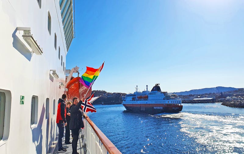 Begegnung mit MS Kong Harald bei Trondheim - ©Ria Heilmann - Eberhardt TRAVEL