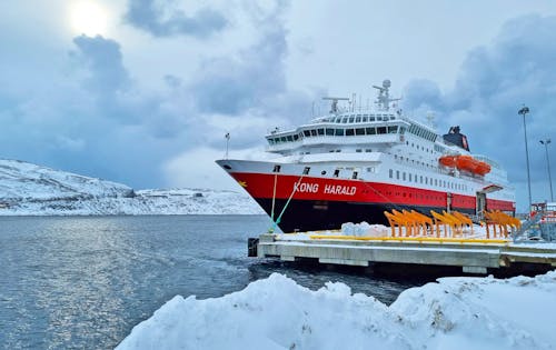 "MS Kong Harald" im Hafen von Hammerfest  &ndash; &copy; Katrin Deutschbein - Eberhardt TRAVEL