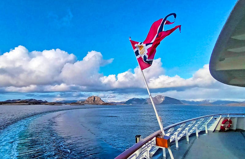 Hurtigruten-Kreuzfahrt vorbei am Berg Torghatten - ©Martin Büchner - Eberhardt TRAVEL