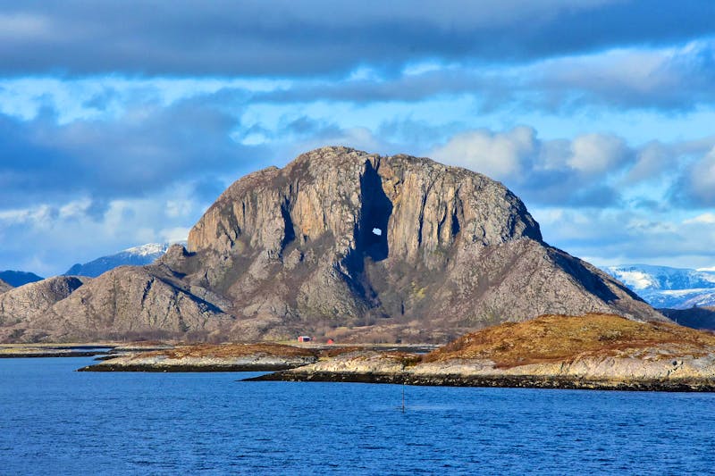 Berg Torghatten vor der Küste Norwegens - ©Martin Büchner - Eberhardt TRAVEL