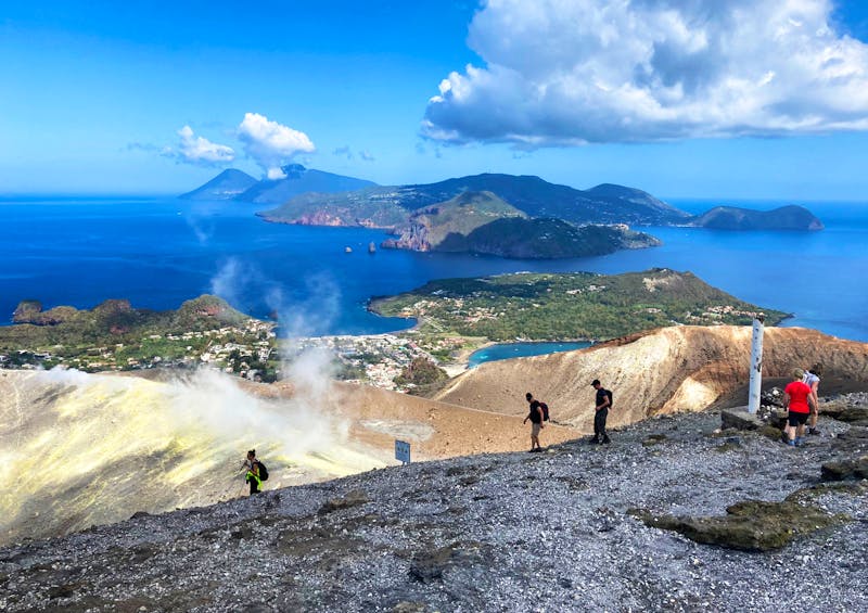 Ausflug auf der Insel Vulcano - im Hintergrund Lipari  - ©Andreas Wolfsteller - Eberhardt TRAVEL