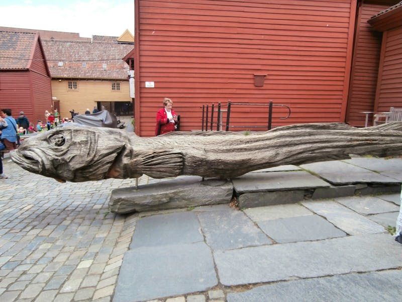 Stockfisch-Holzskulptur im Hanseviertel Bryggen - ©Ingrid Langer - Eberhardt TRAVEL