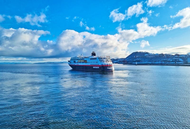 Trondheimfjord - Begegnung mit dem nordwärts gehenden Hurtigrutenschiff - ©Katrin Deutschbein - Eberhardt TRAVEL