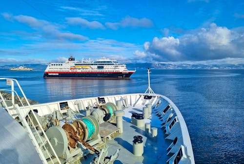 Trondheimfjord - Begegnung mit dem nordwärts gehenden Hurtigrutenschiff  &ndash; &copy; Katrin Deutschbein - Eberhardt TRAVEL