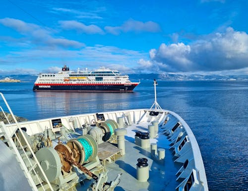 Trondheimfjord - Begegnung mit dem nordwärts gehenden Hurtigrutenschiff  – © Katrin Deutschbein - Eberhardt TRAVEL