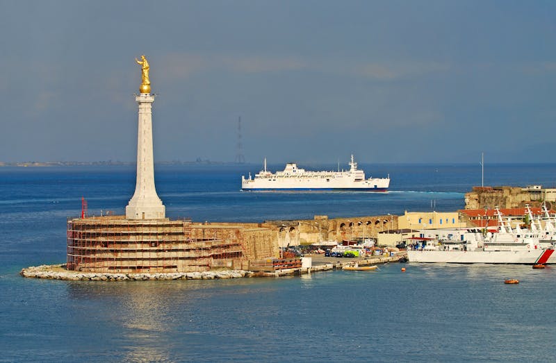 Fährüberfahrt nach Sizilien durch die Straße von Messina                           - ©icholakov - stock.adobe.com