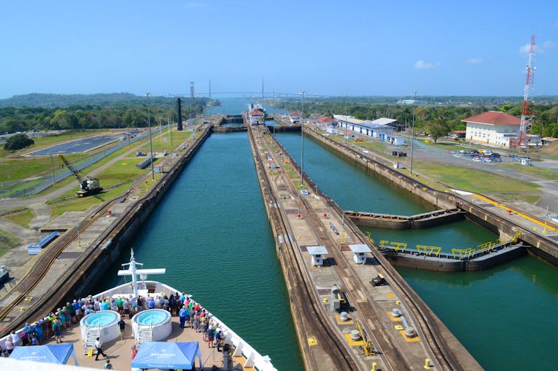 Unser Kreuzfahrtschiff im Panama-Kanal  - ©Laura Wonneberger - Eberhardt TRAVEL