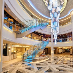 Lobby Ocean Place auf der Norwegian Bliss – © Rick Diaz Photography - Norwegian Cruise Line