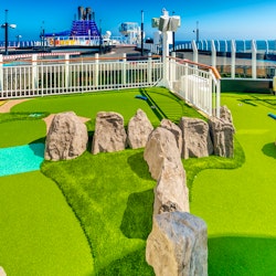 Minigolf-Kurs auf der Norwegian Bliss – © NCL Norwegian Cruise Line