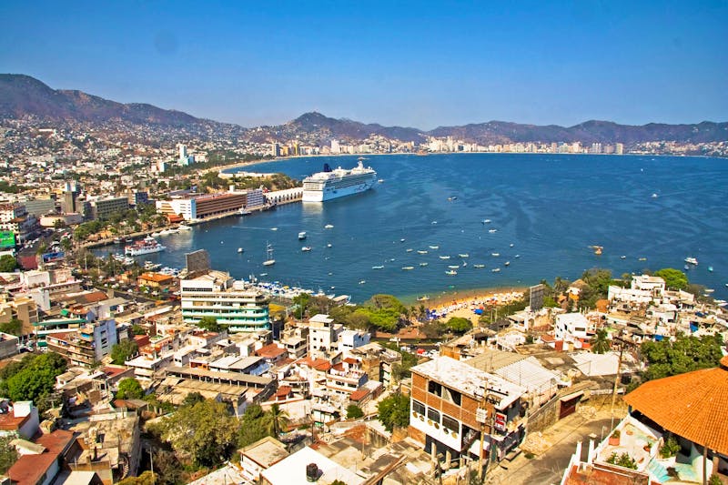 NCL Kreuzfahrtschiff im Hafen von Acapulco  - ©Alysta - stock.adobe.com