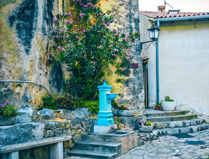 Blauer Brunnen im Bergdorf Moscenice - ©Jan - stock.adobe.com