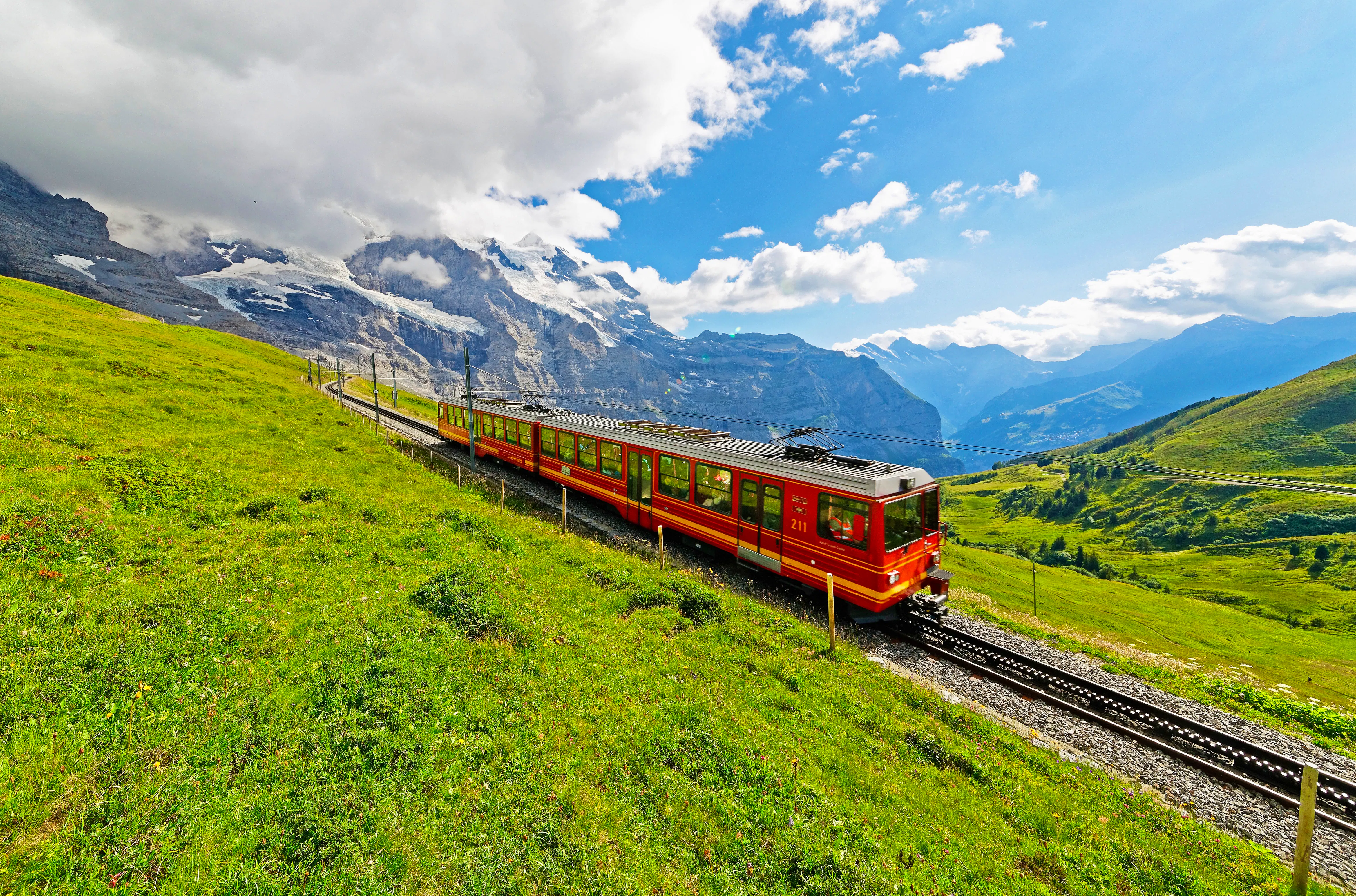Zugfahrt mit der Jungfraubahn zum Jungfraujoch &ndash; &copy; AaronPlayStation - stock.adobe.com