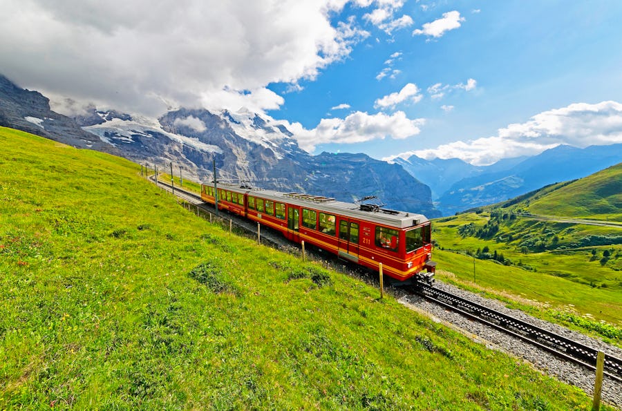 Zugfahrt mit der Jungfraubahn zum Jungfraujoch – © AaronPlayStation - stock.adobe.com
