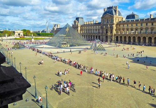 Vor dem Louvre in Paris &ndash; &copy; Gabriele Sauer - Eberhardt TRAVEL