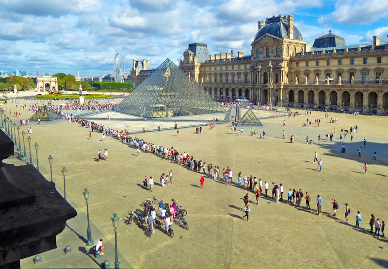 Vor dem Louvre in Paris - ©Gabriele Sauer - Eberhardt TRAVEL