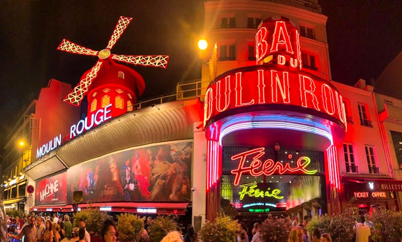 Moulin Rouge am Abend - ©Gabriele Sauer - Eberhardt TRAVEL