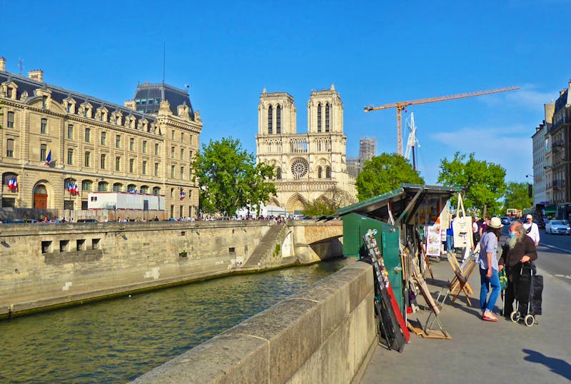 Spaziergang am Ufer der Seine - Notre Dame im Wiederaufbau 2023 - ©Gabriele Sauer - Eberhardt TRAVEL